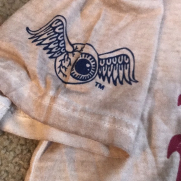 🌸NEW🌸 Von Dutch Vintage Legend Flying Eyeball Top - Picture 4 of 7
